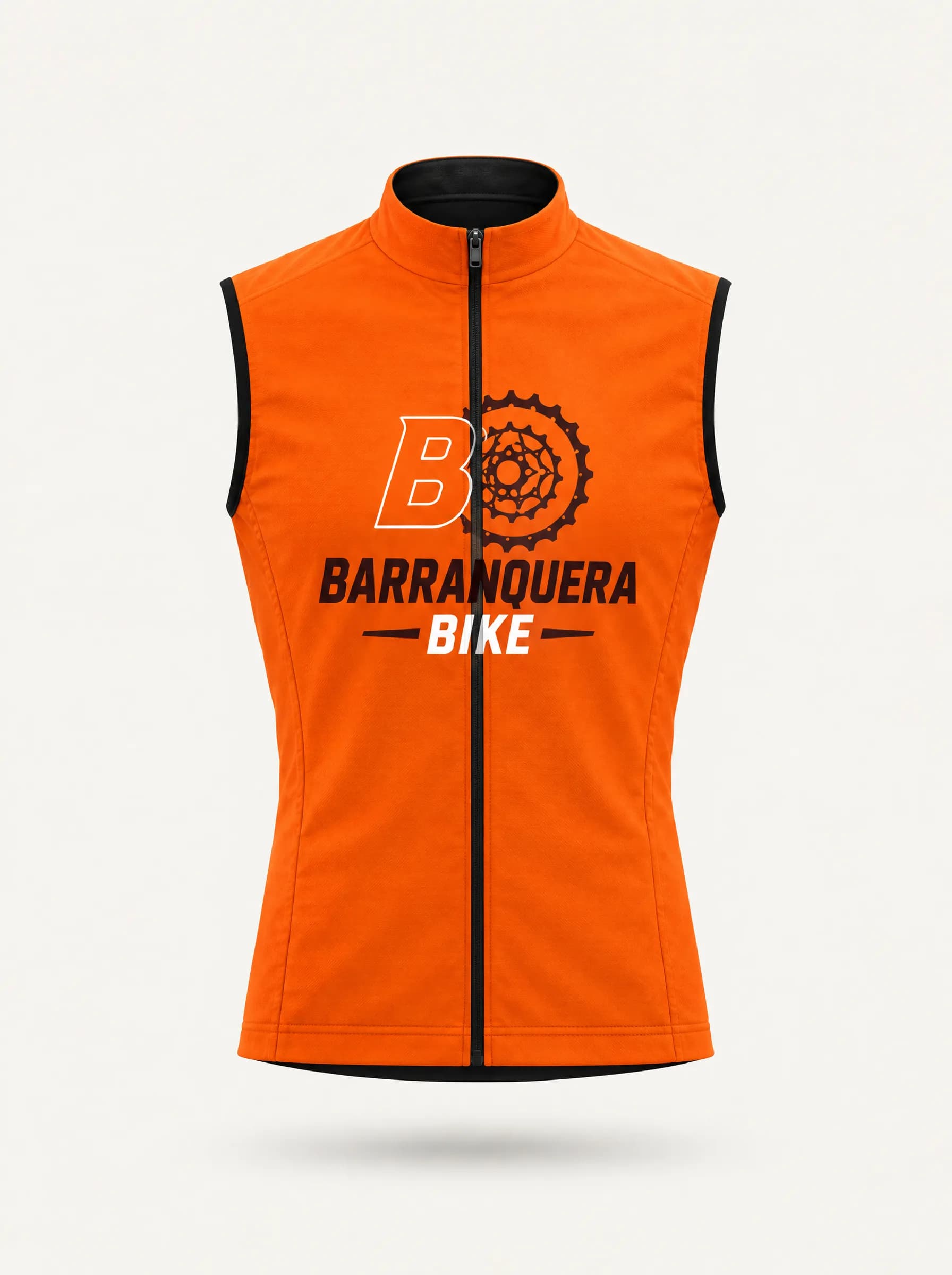 Chaleco naranja de Barranquera Bike con el logo del club en el pecho